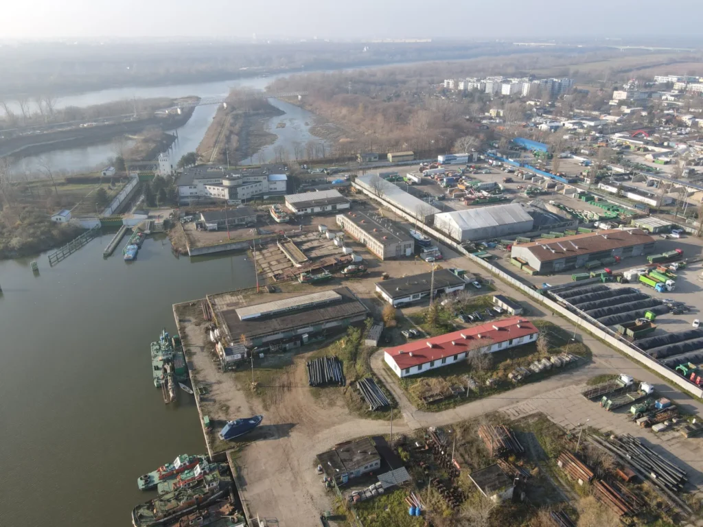 Nowoczesna hala warsztatowa PBW, w której odbywają się remonty i renowacje lodołamaczy oraz sprzętu hydrotechnicznego.