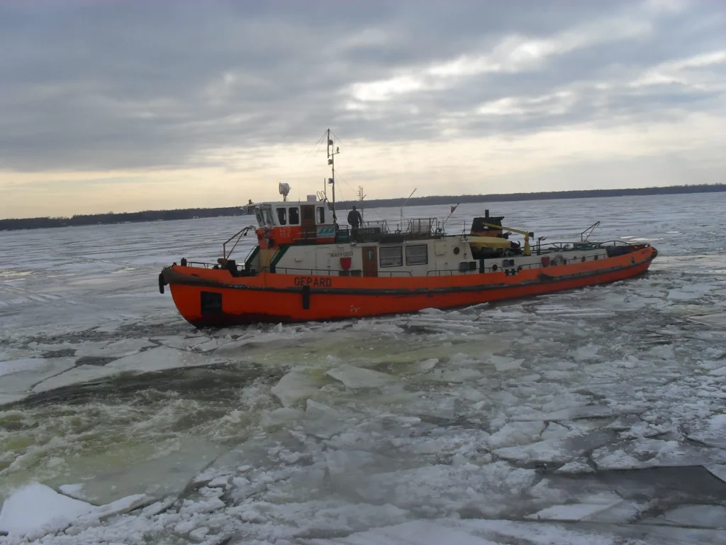 Lodołamacz Gepard podczas akcji lodołamania na Wiśle, realizowanej przez PBW.