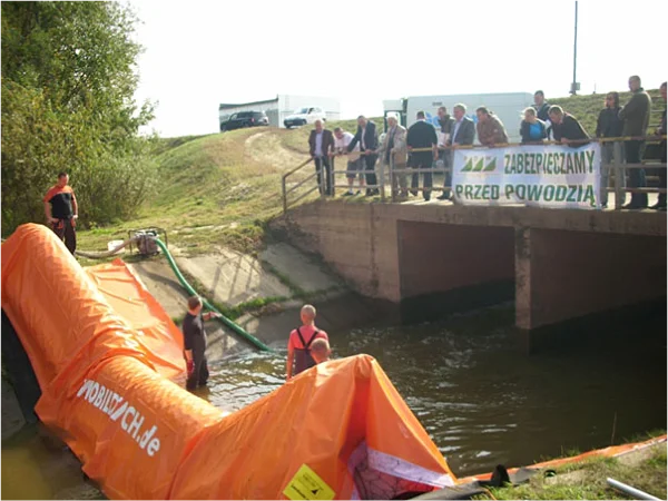 Mobilna grobla to skuteczna ochrona przeciwpowodziowa stawiana bez użycia piasku, worków i ciężkiego sprzętu