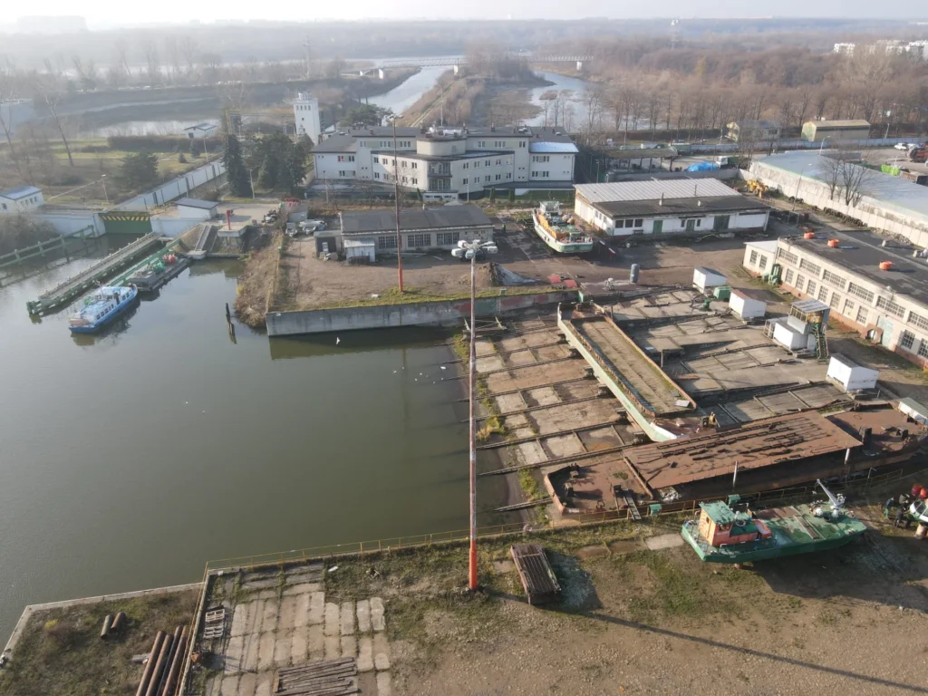 Widok z drona na nabrzeże remontowe PBW przy warsztacie – miejsce przygotowania jednostek do prac na drogach wodnych.