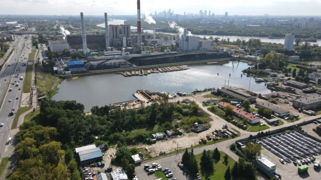 Specjalistyczny park maszynowy PBW widoczny z drona – flota jednostek pływających i maszyn budowlanych w bazie remontowej.