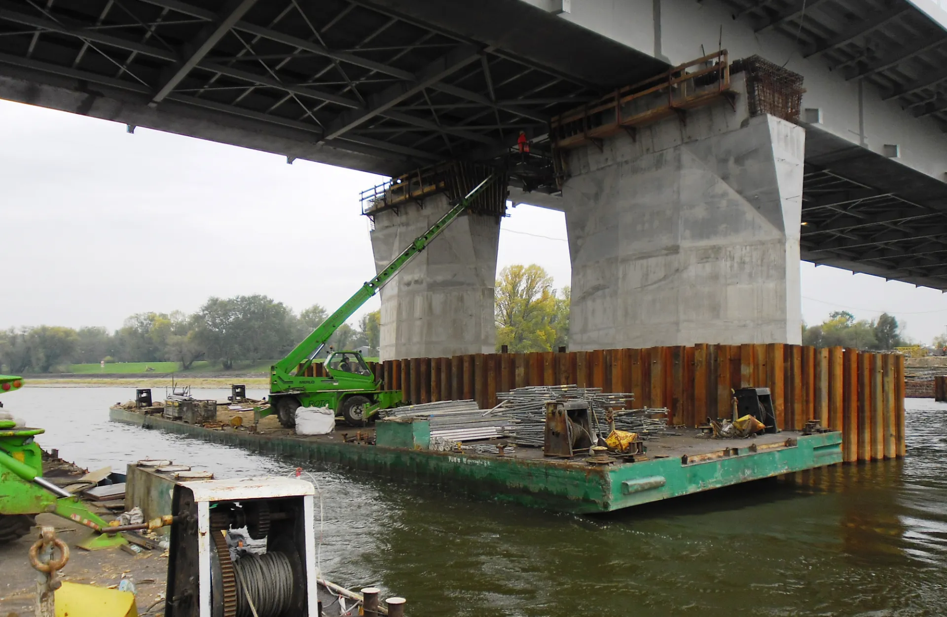 Pływająca platforma robocza wykorzystywana przy budowie mostu