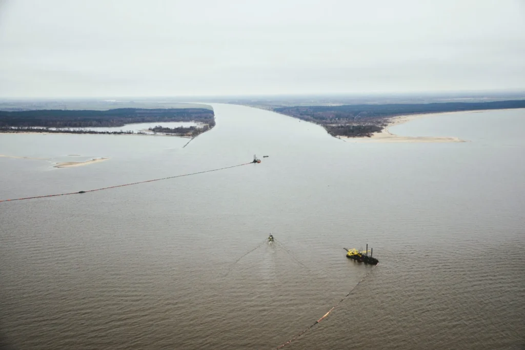 Rurociąg refulerowy na pływakach z pomostem serwisowym, stosowany przez PBW do transportu urobku z dna rzeki. Tego typu instalacje umożliwiają usuwanie stożka nasypowego i utrzymanie głębokości toru wodnego.