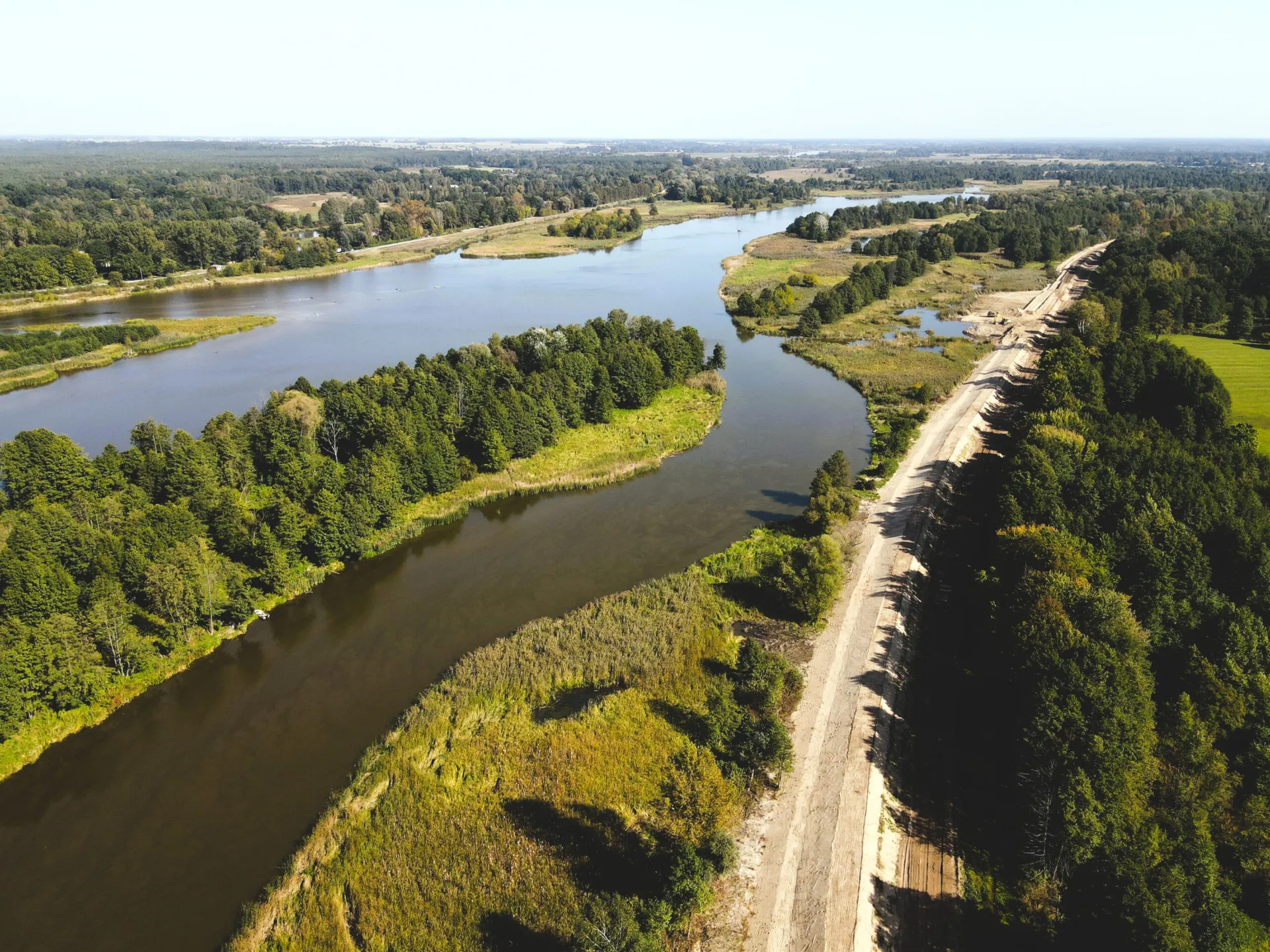 Specjalistyczna regulacja koryta rzeki mająca na celu ograniczenie terenów zalewowych – prace hydrotechniczne prowadzone przez PBW.