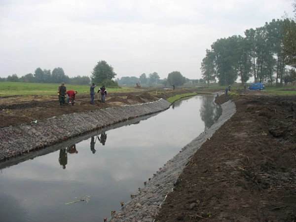 Detal zabezpieczenia przeciwerozyjnego rzeki Słupianki. Skarpy brzegowe są gęsto wyłożone łamanym kamieniem, co zapobiega podmywaniu gruntu podczas wezbrań wody.