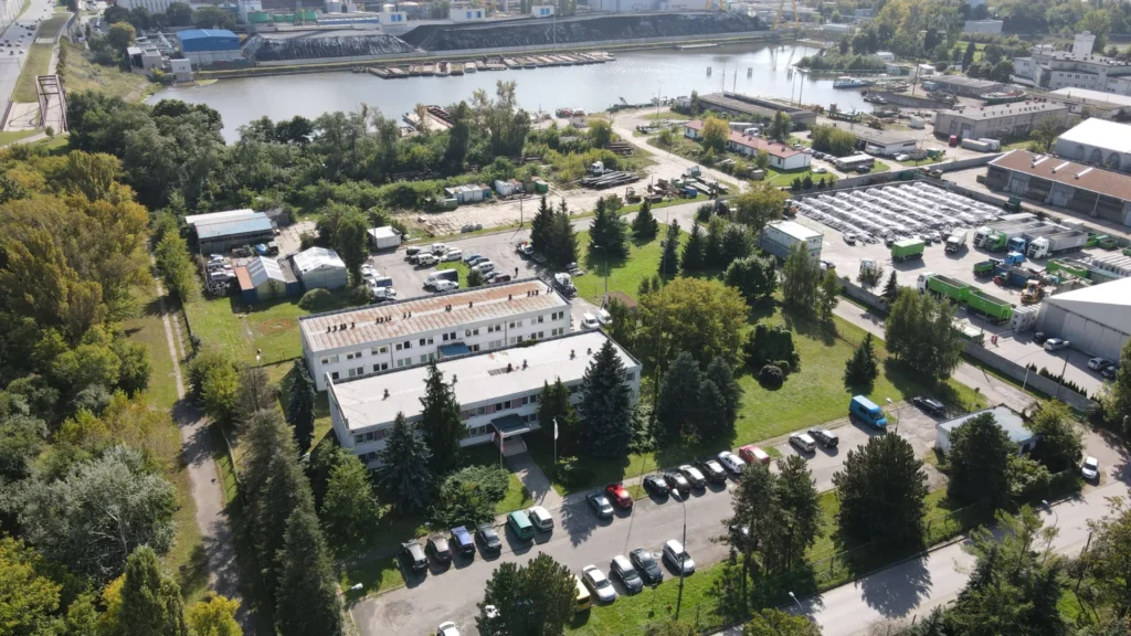 Panorama bazy technicznej i warsztatu remontowego PBW z lotu ptaka – zaplecze logistyczne budownictwa wodnego.